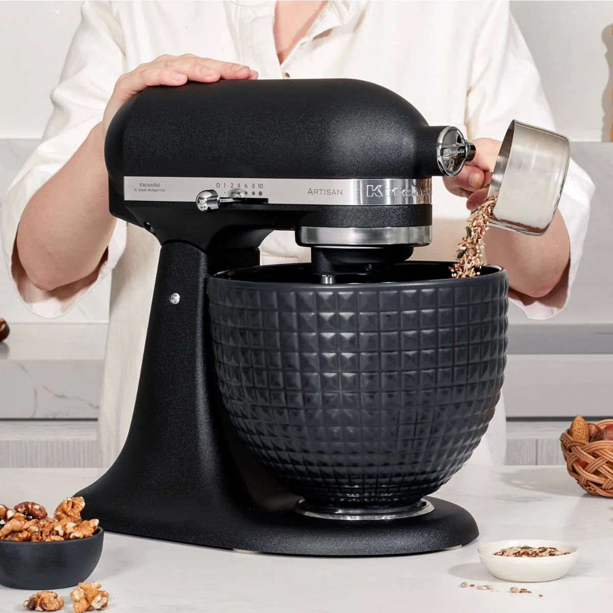 Monochrome Collection: KitchenAid Artisan 4,7 Liter Gusseisen Schwarz KSM156 Küchenmaschine