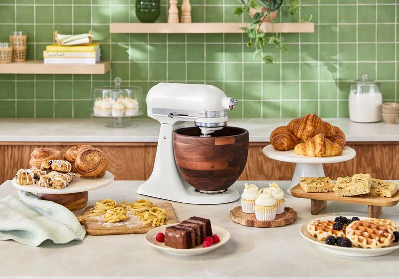 KitchenAid 4,7 L 5KSM156WBEPL Artisan Küchenmaschine mit Walnussschüssel