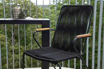Gartenstuhl Sila - ein stilvoller Stuhl mit Holzakzenten in Schwarz oder Beige