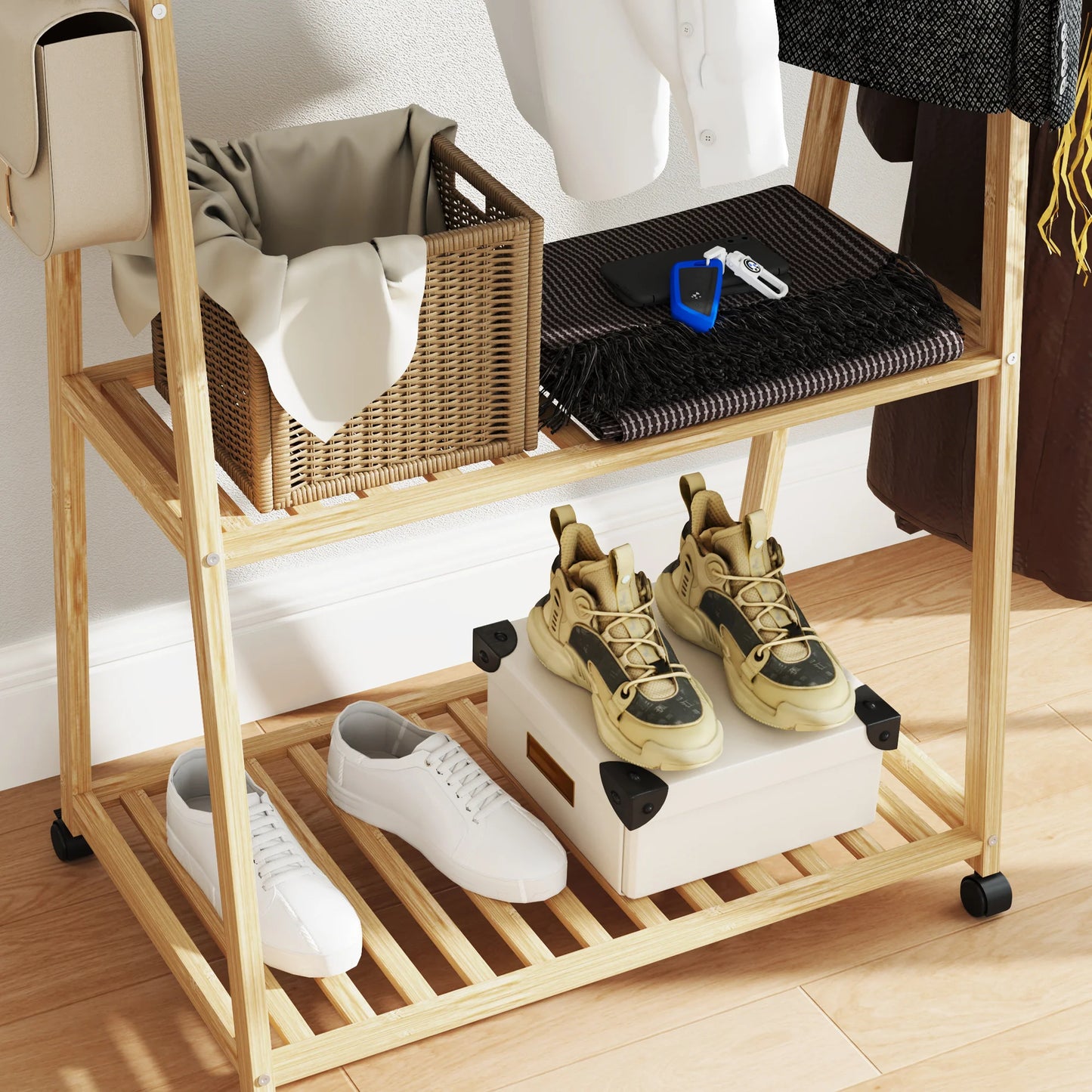 HOMCOM Bambus Kleiderständer mit Rollen, 2 offenen Regalen und 2 Haken, Kleiderständer für Eingangsbereich, Flur, Schlafzimmer 84,5x43,5x158 cm Natur