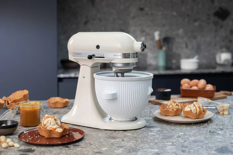 KitchenAid 4,8 L 5KSM175 Artisan Küchenmaschine Pastrylover mit Kunststofffleischwolf+Spritzgebäckvorsatz und Patisserie Buch